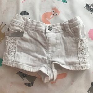 Flashy cute white shorts✨BUNDLE FOR CHEAP OFFERS